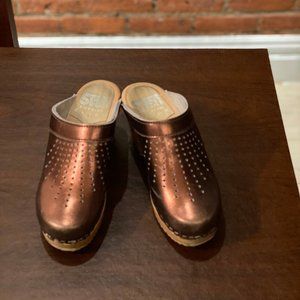❣️ Sven Mid Heel Metallic Bronze Clogs❣️